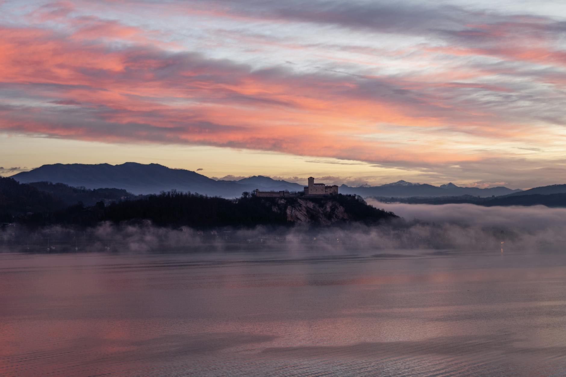Neuchâtel lake castle